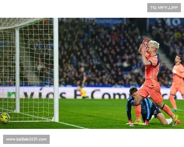 终场哨响，巴黎圣日耳曼球员努诺·门德斯跪地掩面